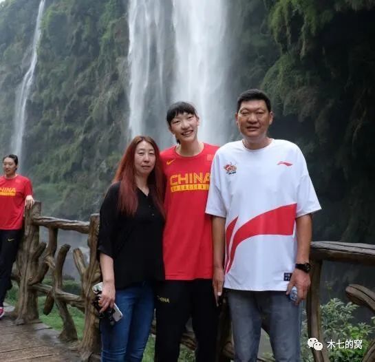 赵昊，包括一整桌小伙伴们，全都惊呆了。